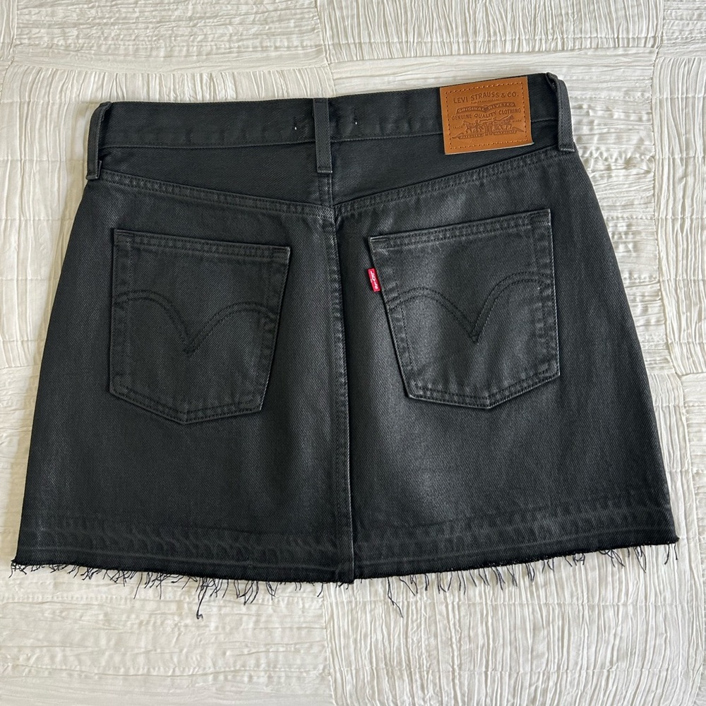 Levi’s Icon Skirt in Coated Black - Picture 2 of 8